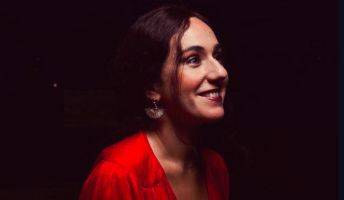 Carmen Ruiz al Cante en Carmen Ruiz