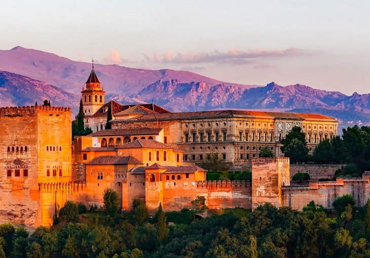 Imagen principal del artículo Qué hacer en Granada: planes imprescindibles para descubrir la ciudad